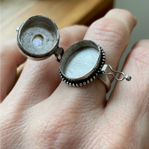 Sterling silver moonstone locket ring - Picture 4 of 5